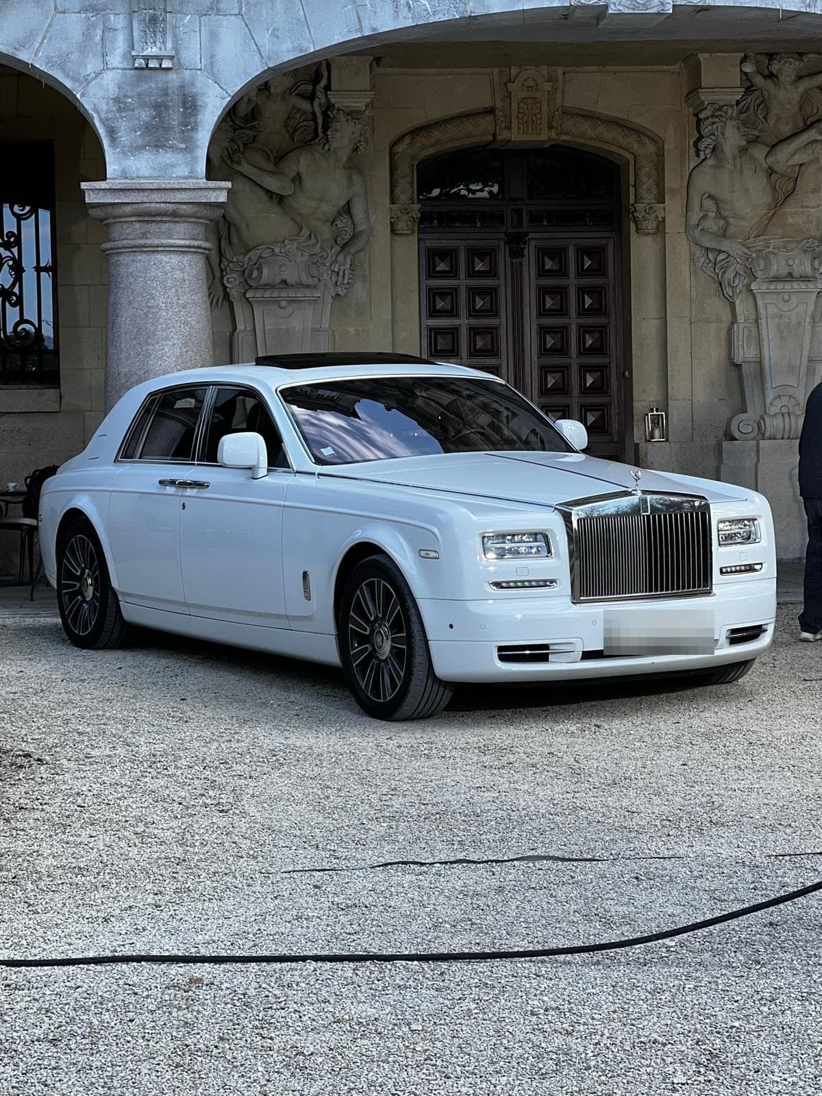 White Rolls-Royce Phantom in front of a Paris mansion, FFGR Paris fleet