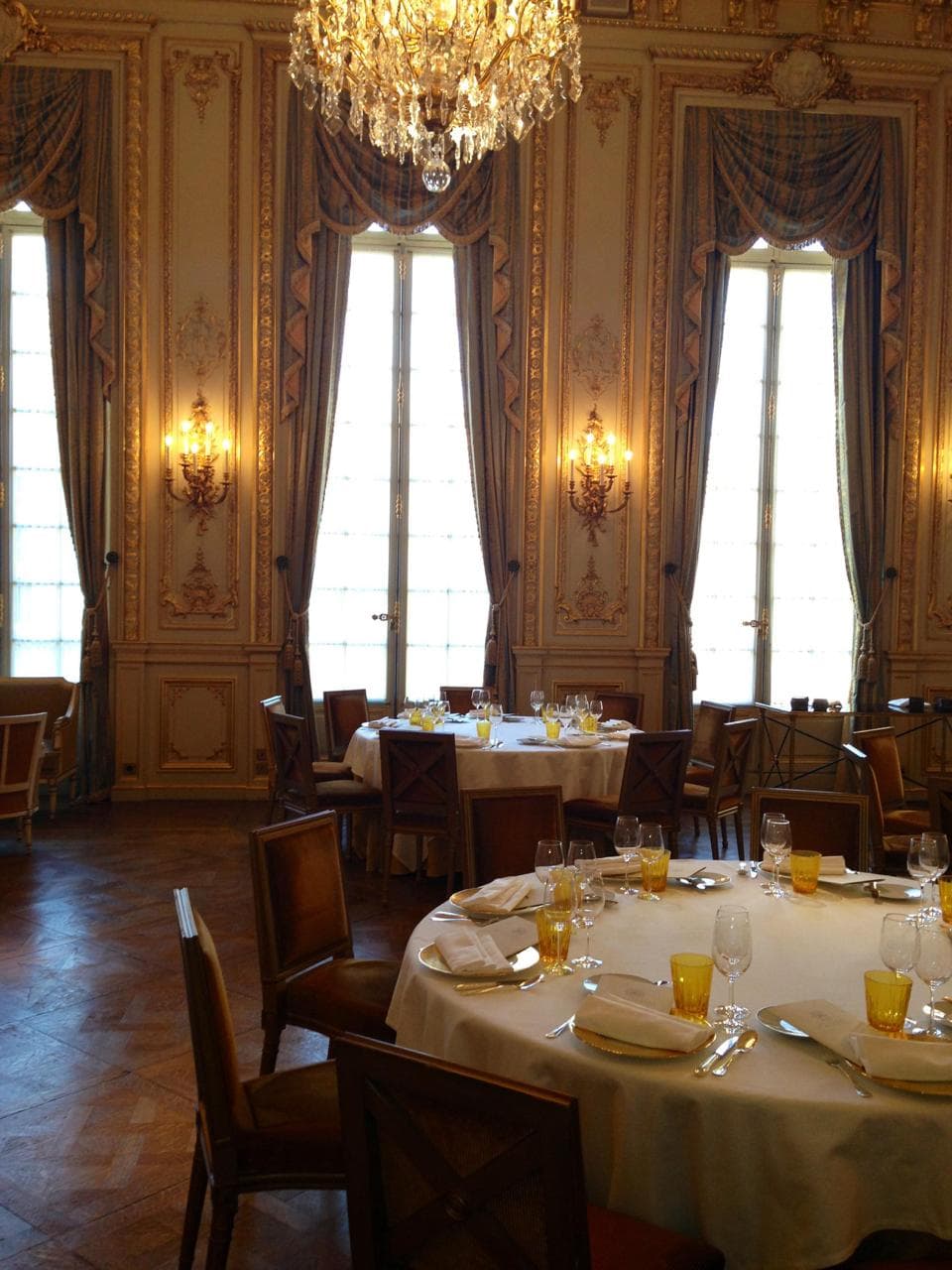 Gilded dining room of a Paris restaurant, FFGR Paris concierge