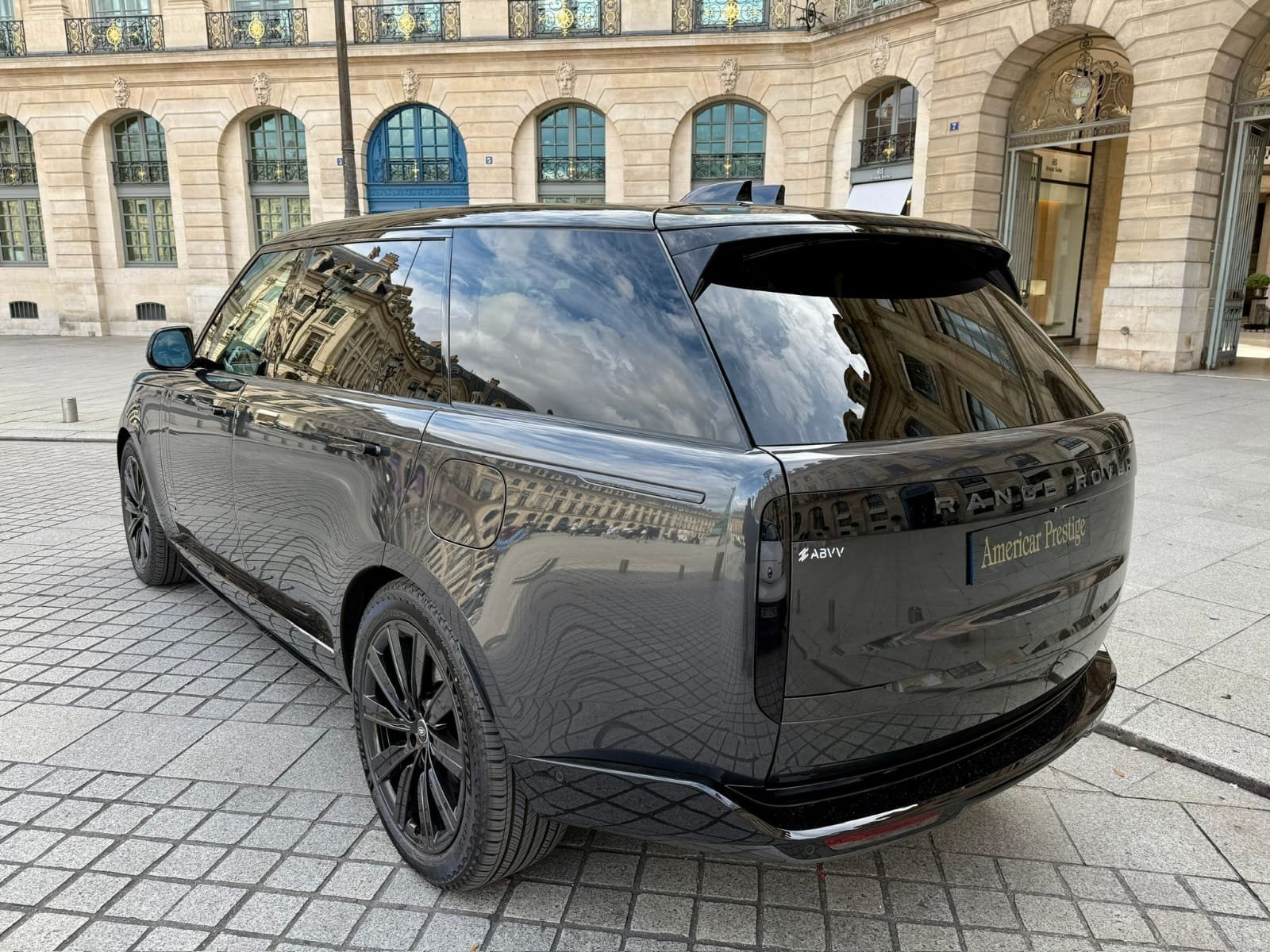 Range Rover Autobiography vue arrière Place Vendôme Paris FFGR